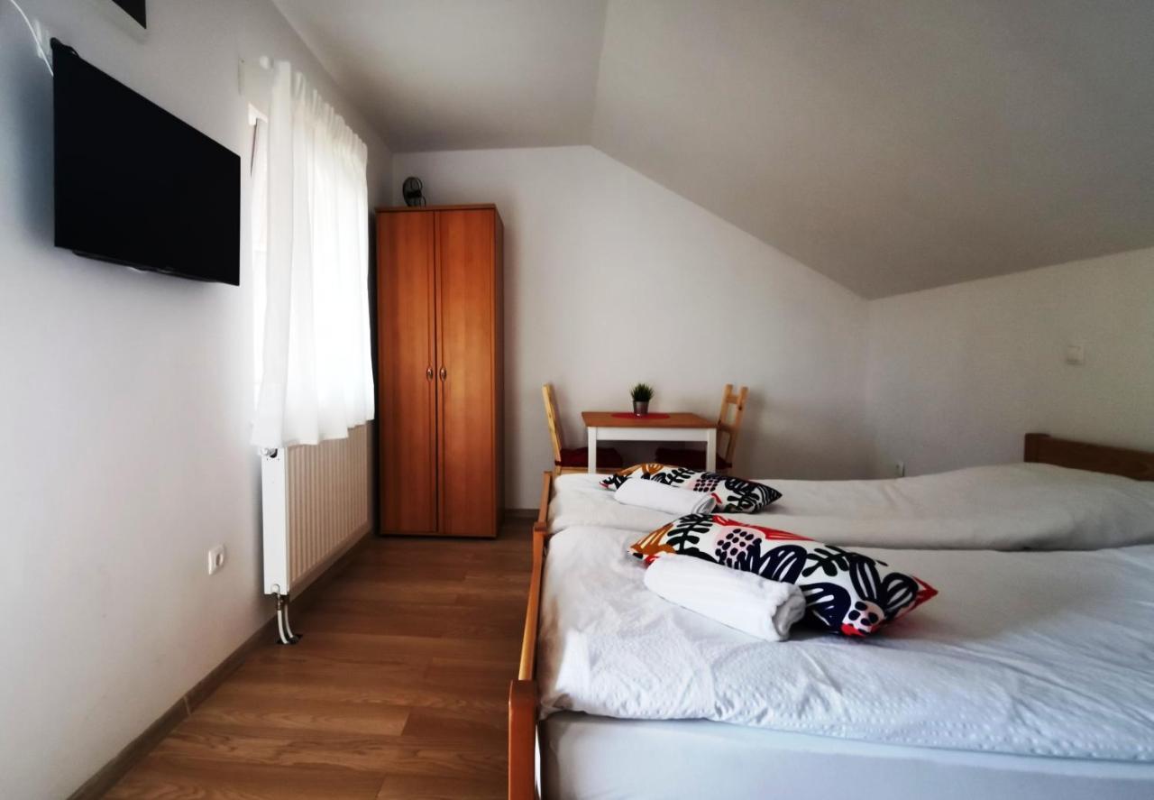 Vila Julija - Apartment & Rooms Otočac Εξωτερικό φωτογραφία