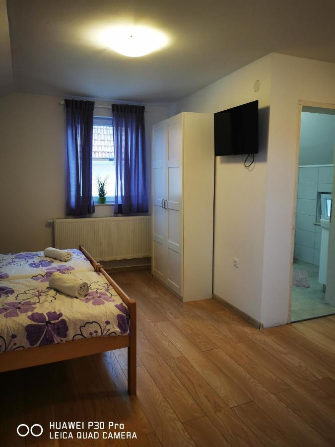 Vila Julija - Apartment & Rooms Otočac Εξωτερικό φωτογραφία