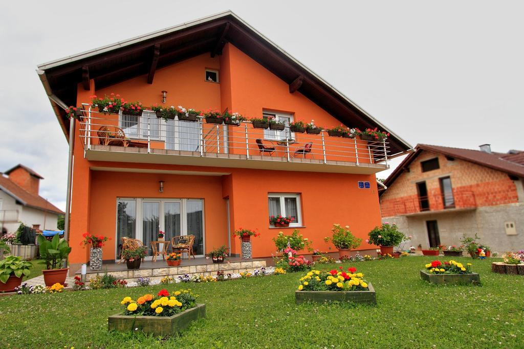 Vila Julija - Apartment & Rooms Otočac Εξωτερικό φωτογραφία