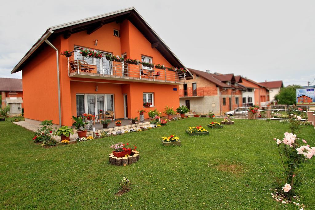 Vila Julija - Apartment & Rooms Otočac Εξωτερικό φωτογραφία