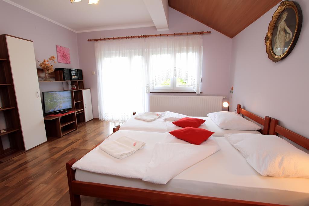 Vila Julija - Apartment & Rooms Otočac Εξωτερικό φωτογραφία