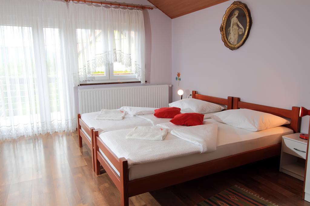 Vila Julija - Apartment & Rooms Otočac Εξωτερικό φωτογραφία