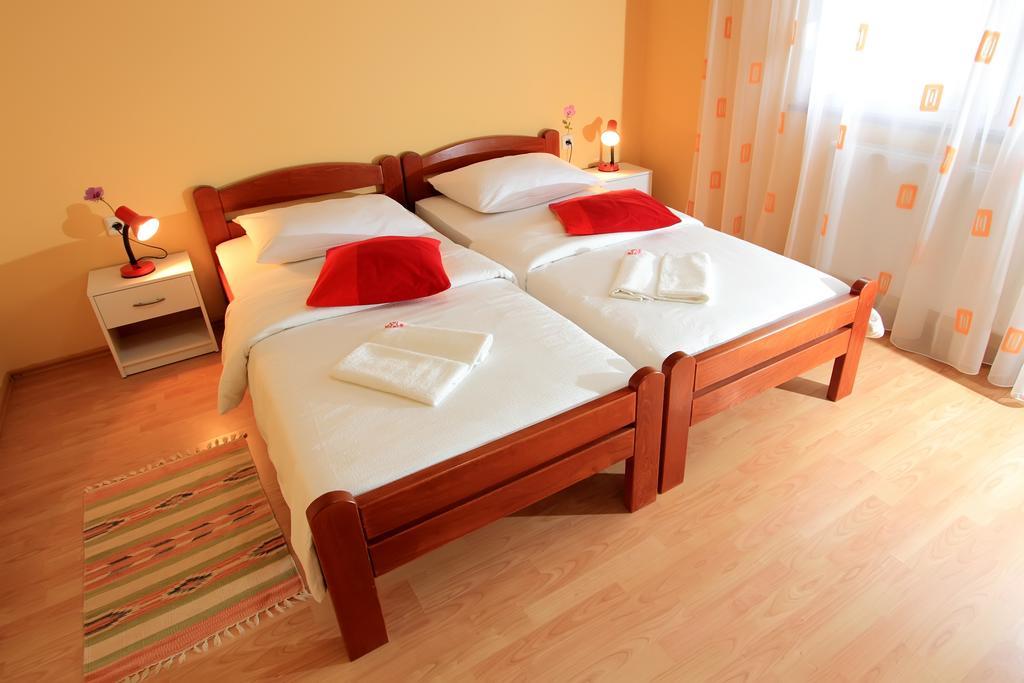 Vila Julija - Apartment & Rooms Otočac Εξωτερικό φωτογραφία