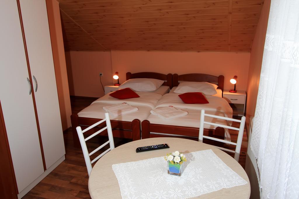 Vila Julija - Apartment & Rooms Otočac Εξωτερικό φωτογραφία
