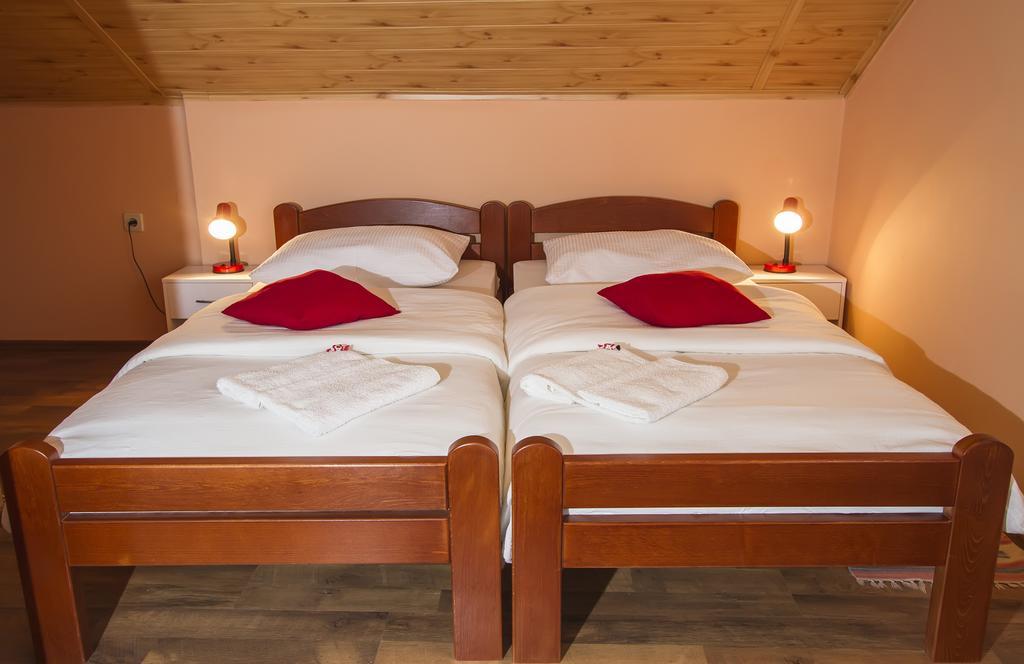 Vila Julija - Apartment & Rooms Otočac Εξωτερικό φωτογραφία